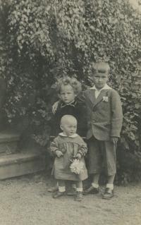 pamětník Rostislav Čapek vlevo nahoře se svými sourozenci