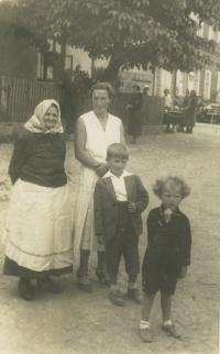 pamětník Rostislav Čapek vpravo se starším bratrem, maminkou a stařenkou v Tršicích
