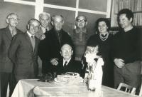 pamětník Rostislav Čapek (vpravo) na oslavě narozenin mistra Hermana (uprostřed), s lidoveckým politikem Adolfem Vodáčkem (třetí zleva),stra Hermana, který ho vyučil v závodě IGO (up který také chvíli pracoval v IGO