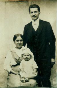 Janova babička Marie Štruplová Klosová Krymlová s manželem Josefem Klosem a synem Josefem Klosem, Janovým tatínkem, kolem roku 1915