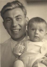 Josef Klos s malým Janem, rok 1941