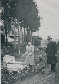 Rodina Pfeifferova na jaře roku 1941 před domem v areálu vápenky, Karel uprostřed.
