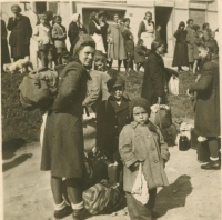 Maminka Františka společně s kluky při evakuaci ze Slovenska v říjnu 1944, v Gelnici před nástupem na vojenské náklaďáky.