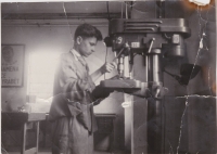 Karel Lepš (Pfeiffer) na učňovském středisku v dílně, školní rok 1951/1952.