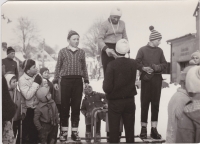 Snímek ze šedesátých let, kdy K. Pfeiffer (na snímku zády k fotografovi) organizoval desítky sportovních podniků pro mládež.