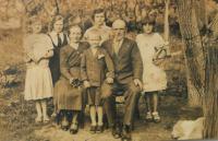 celá rodina - sestra Slavomila Kopecká, zcela vlevo, zemřela ve 14-ti letech