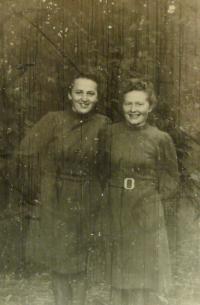 E.Šiková, napravo se sestrou Věrou