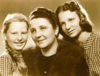 Sestry Polanské s maminkou, 1945