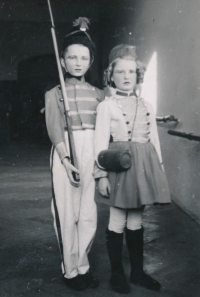 V Národním divadle. Sestry Polanské, malé baletky, 1942