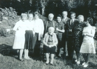 Uprostřed maminka a otec, babička sedící, Eva vpravo
