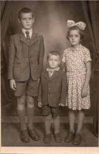 Alexander Stavrovsky with siblings, 1956