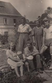 Rodinné foto ze statku ve vesnici Vinná - Ladislav Lašek, jeho tatínek, maminka, bratr František s manželkou a synem