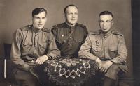 Sovětští důstojníci, kteří byli u Pekárků na bytě / 1945