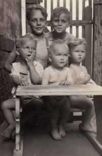 Přemysl Pekárek (vpředu uprostřed) s bratrem, bratranci a sestřenicemi / 1944