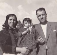 1933 - Aloisie with parents