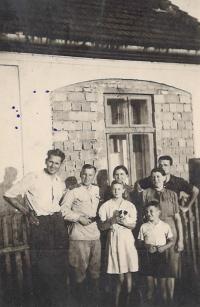 1945 (červen) - Aloisie s rodiči a ruskými vojáky, kteří bydleli v jejich domácnosti
