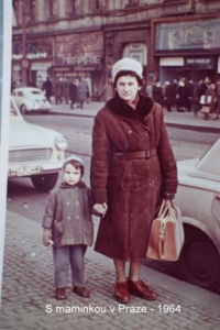 S maminkou v Praze, rok 1964