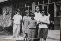 Celá rodina před horským domovem v Herlíkovicích - 1972