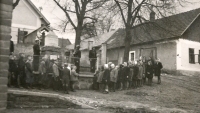 Děti vedené k vlastenectví u pomníku T. G. Masaryka v Kostelci