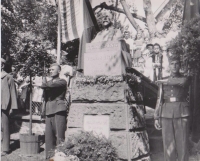 Čestná stráž u pomníku T. G. Masaryka v Kostelci