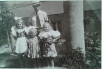 Společný snímek Marie Ševčíkové (Kovářové, první zprava) s otcem a sestrami, 1945