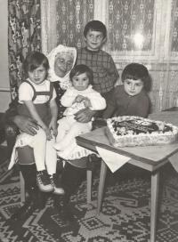 1974 - Antonia with grandchildren