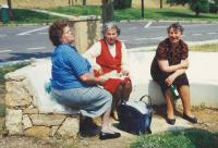 1992 - pouť do Lurd, Antonie vpravo na odpočivadle s kamarádkami