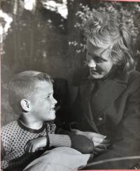 Jiří s maminkou, Praha 1953