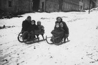 Chotiněves, sleigh on the right with children