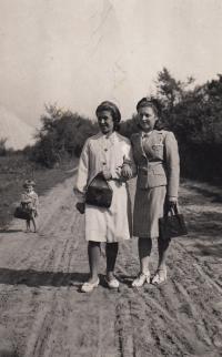vpravo manželka Ludmila Švejdarová, 1944