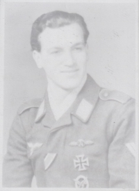 Jiří Jarkuliš, otec pamětnice, v uniformě německé Luftwaffe, 1943