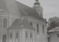 Kostel ve farnosti Dolany, kde byl pamětník Antonín Pospíšil farářem v letech 1980-92 a tento kostel opravoval.