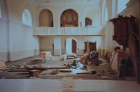 Oprava interiéru kostela v Domašově nad Bystřicí. Kostel opravoval Antonín Pospíšil v době, kdy byl v této farnosti farářem (1992-2005).