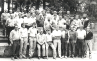 Josef Bábek (sedí dole uprostřed) na fotografii z Uničovských strojíren 