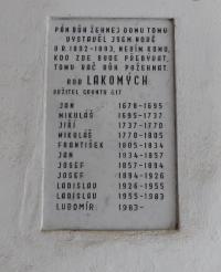 Commemorative plaque of the owners of Gruntu lakomých located in the passage of the house