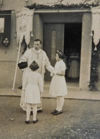 Embracing the god at Easter in Burchotin in the 1940s.