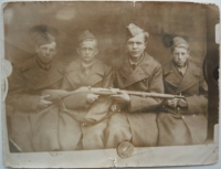 Pan Cejtchaml (vlevo) se svojí partou kamarádů, se kterými narukoval do armády