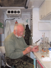 V laboratoři polní nemocnice v Basře, Irák, 2003