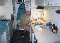 V laboratoři polní nemocnice v Basře, Irák, 2003