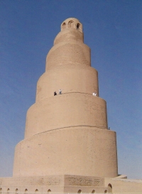 Při návštěvě minaretu, Samarra, Irák 2003