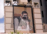 Poničená fotografie Saddáma Husajna, Irák, 2003