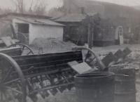 Fotografie konfiskace majetku rodiny Mikulkových z roku 1956