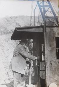 Father František Mikulka working in the brickworks in Rousínov after his release from prison