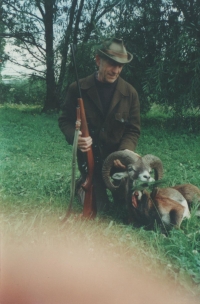 E. Kraus jako myslivec, úlovek muflona, Struhaře, 1994