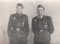 Eduard Kraus na vojně s kamarádem Vladislavem Křiváčkem, Olomouc, 1956
