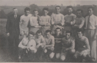 Fotbalové mužstvo Nepomyšl, Eduard Kraus ve spodní řadě druhý zleva, 1955