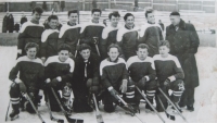 Hokejové mužstvo Pedagogického gymnázia KV, zimní stadion KV, Eduard Kraus dole vlevo, 1953
