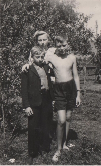 Eduard Kraus s dětmi ze sousedství, Drahoňův Újezd, květen 1945