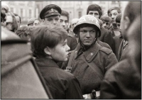 Na této fotografii pořízené přímo 21. srpna 1968 je vidět, jak blízko chodili lidé k vojákům a chtěli si nimi povídat. Zdroj: archiv pamětnice