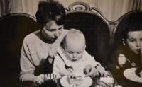 Hana Konečná v náručí s mladším synem Pavlem a synem Milanem sedícím po boku. Fotka byla pořízena v Praze v roce 1968